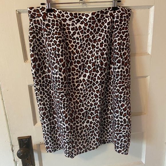 Dresses & Skirts - Vintage Leopard Print Pencil Skirt